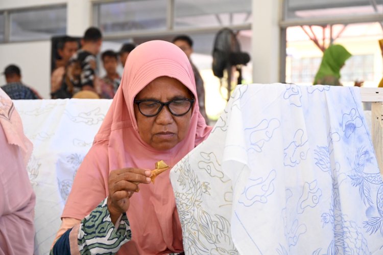 Pengrajin Batik Cirebon Menjajal Keunggulan Malam Sawit